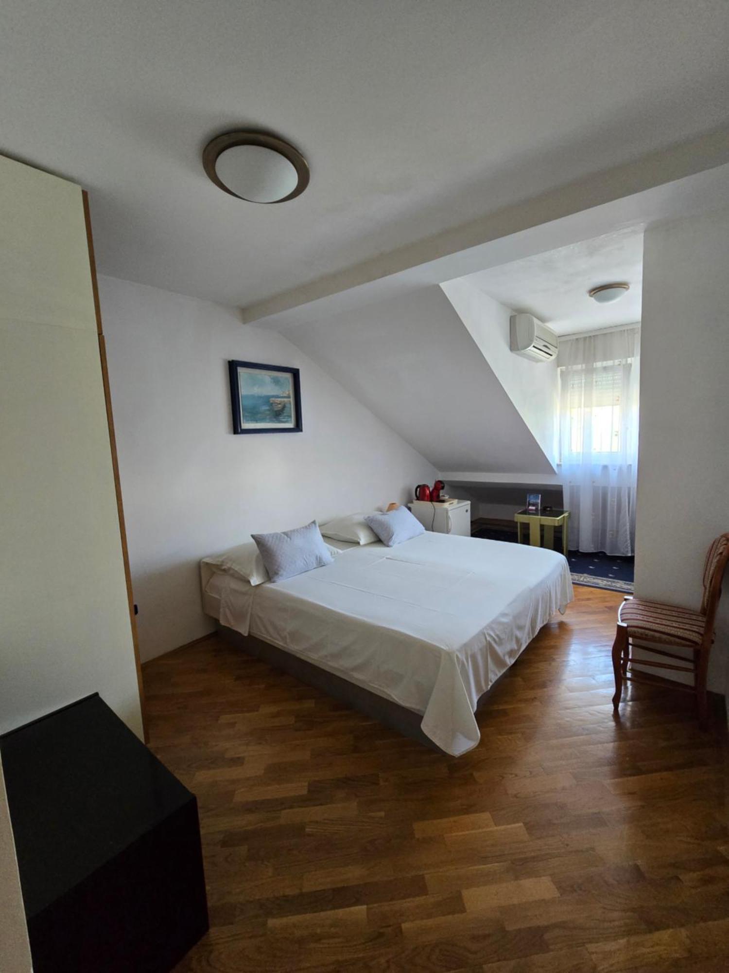 Rooms Lux Split Bilik gambar