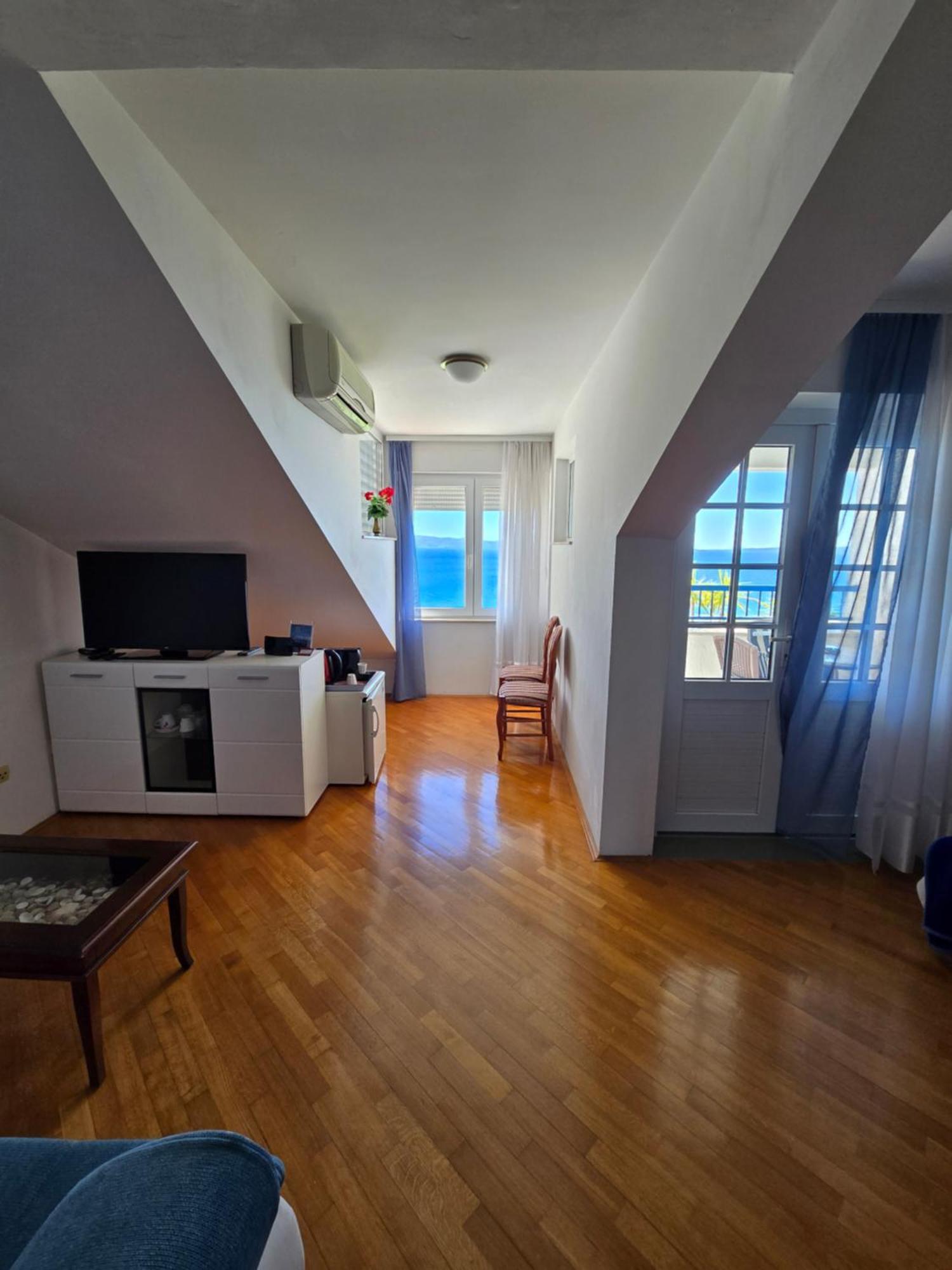 Rooms Lux Split Bilik gambar