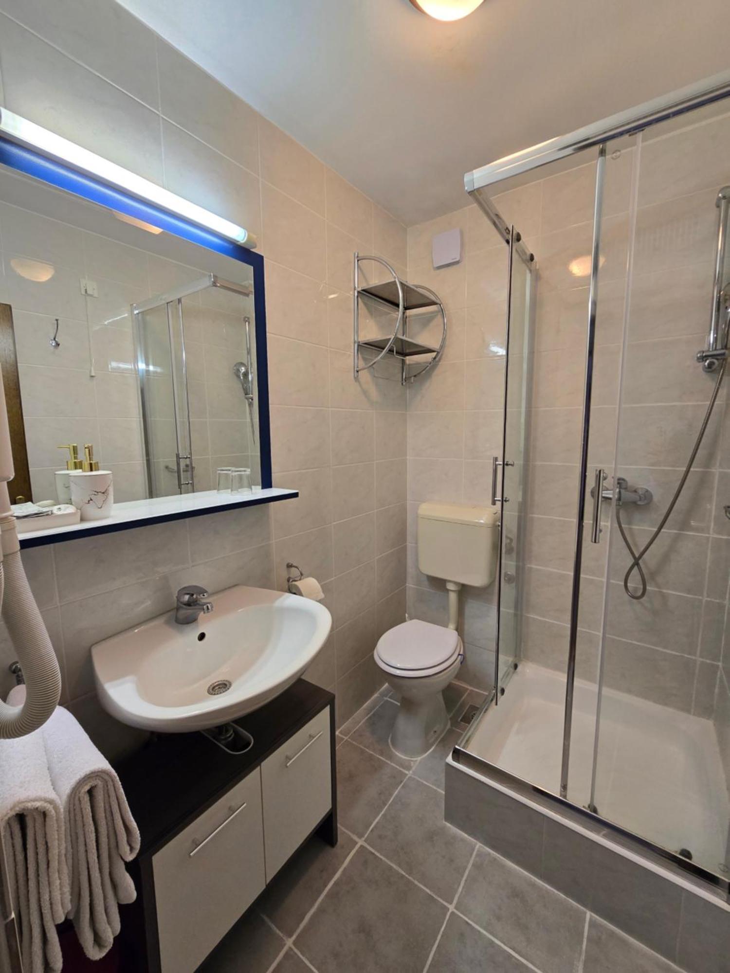 Rooms Lux Split Bilik gambar