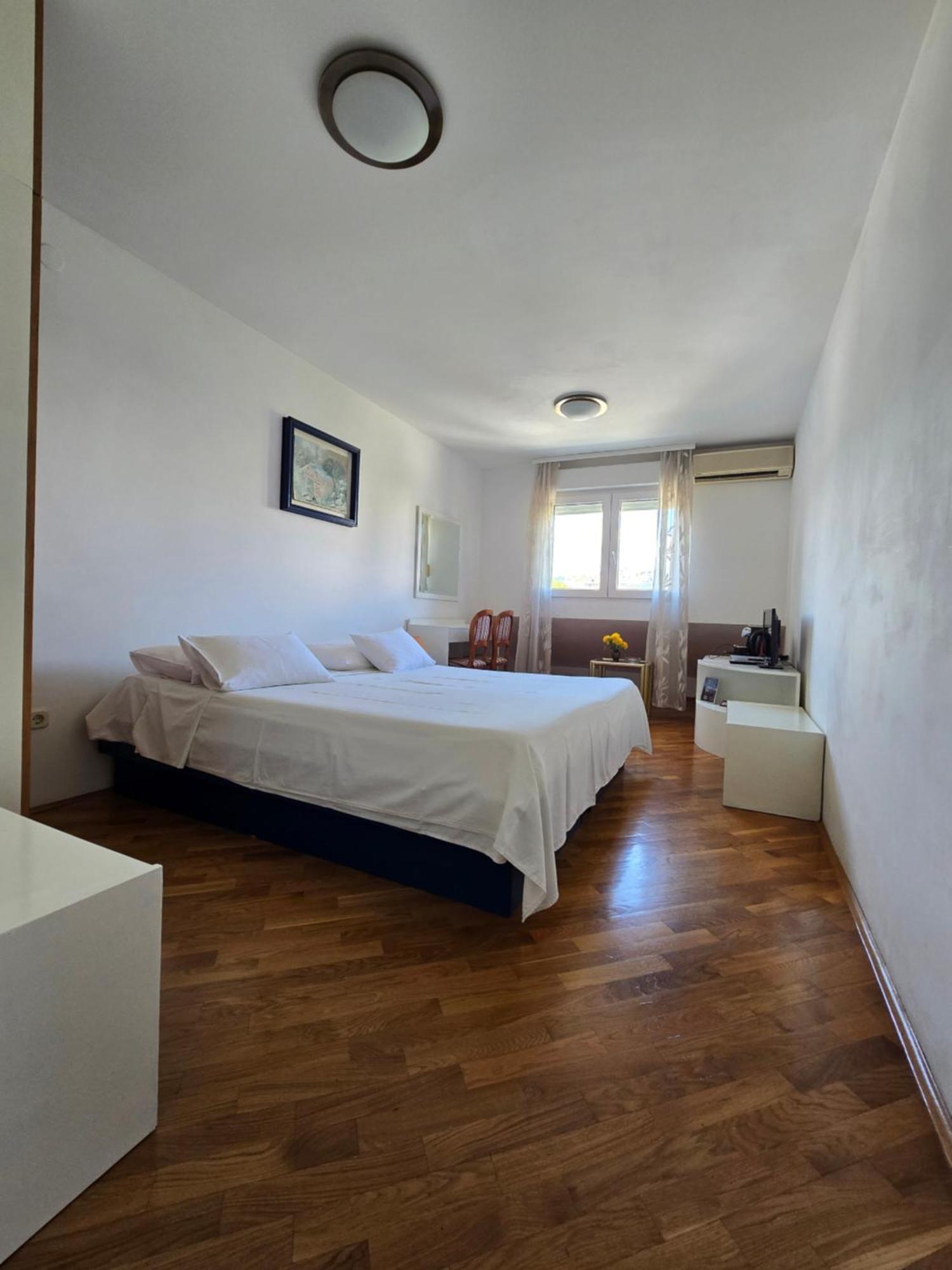 Rooms Lux Split Bilik gambar