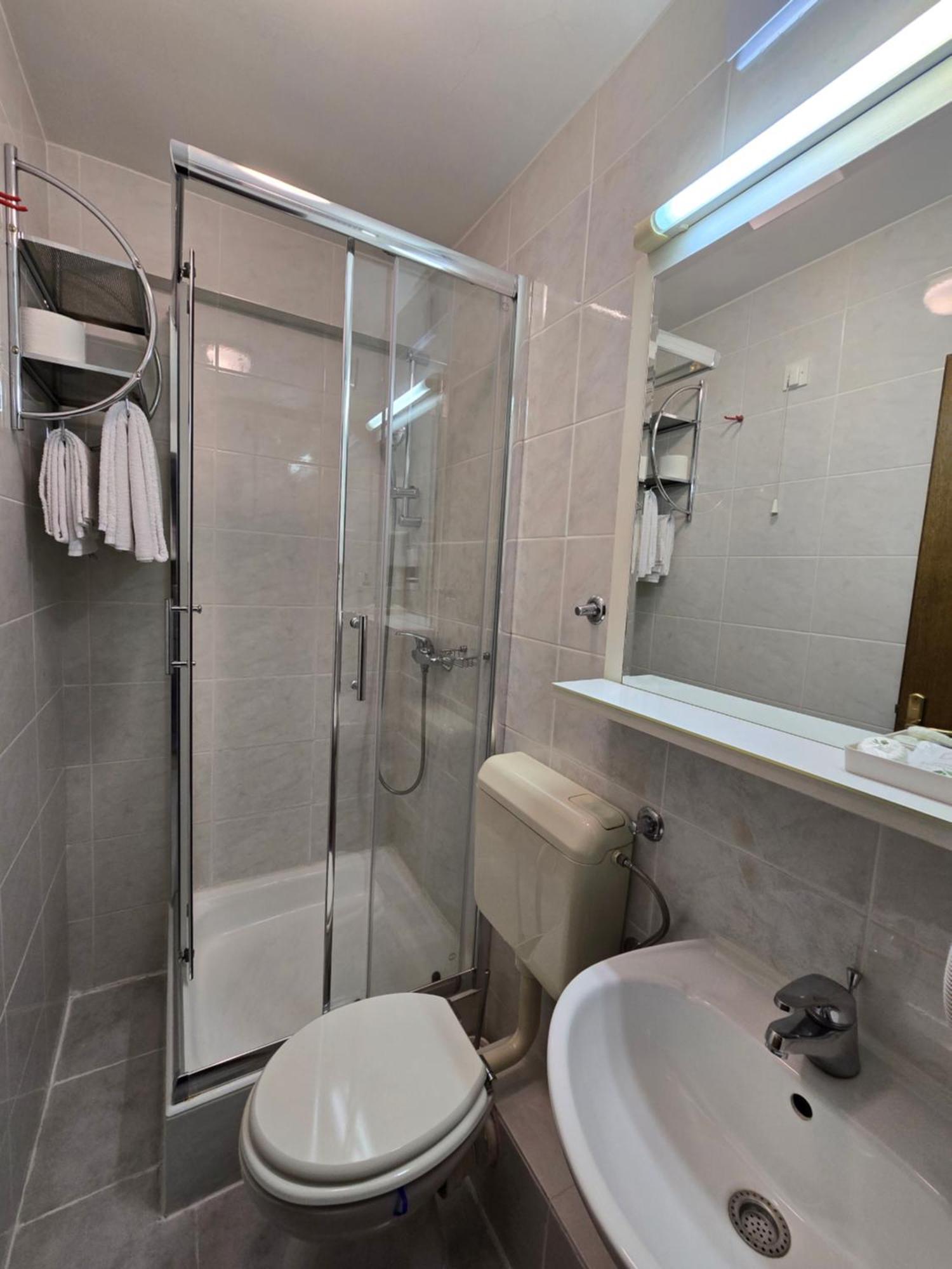 Rooms Lux Split Bilik gambar