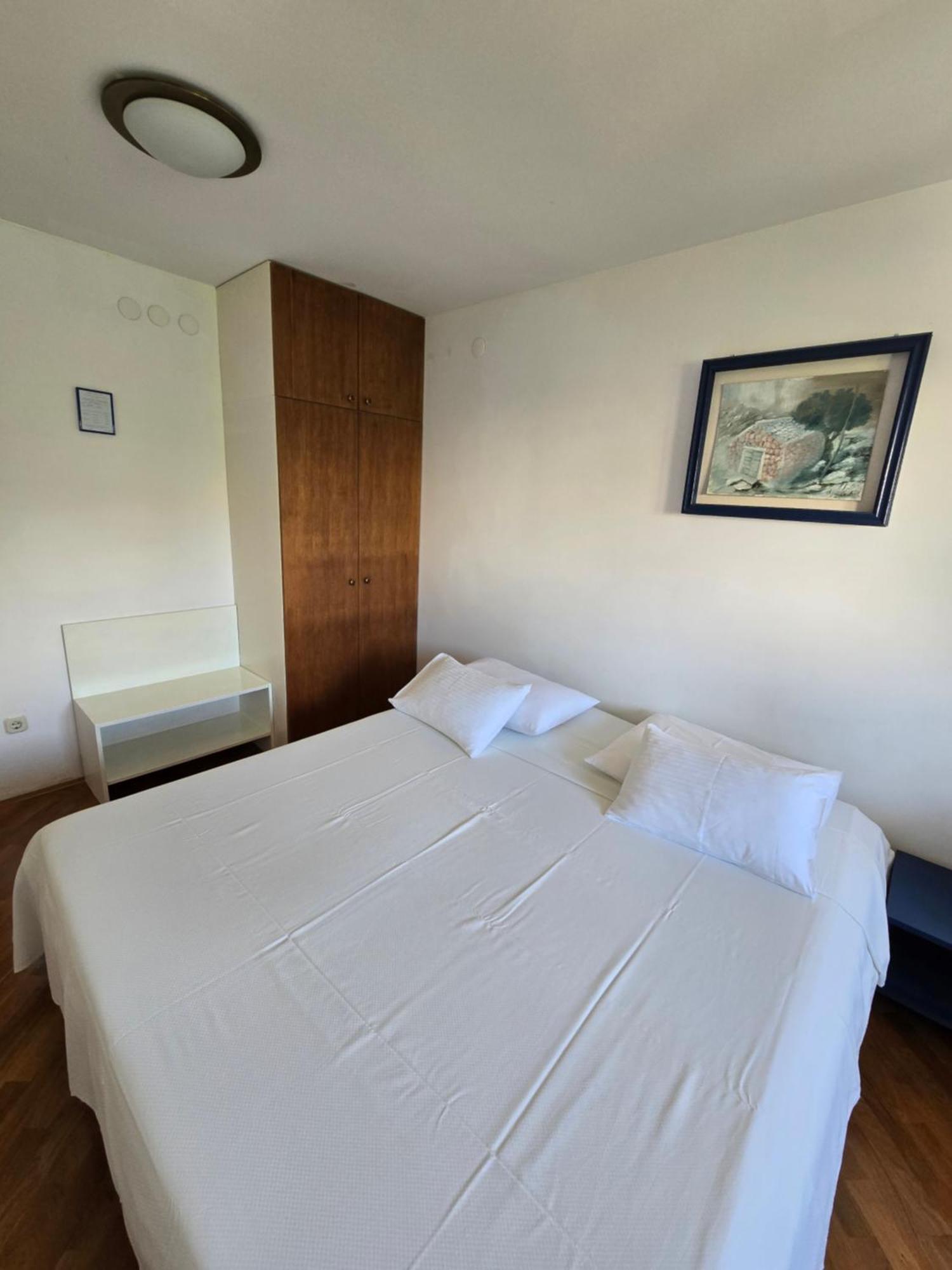 Rooms Lux Split Bilik gambar
