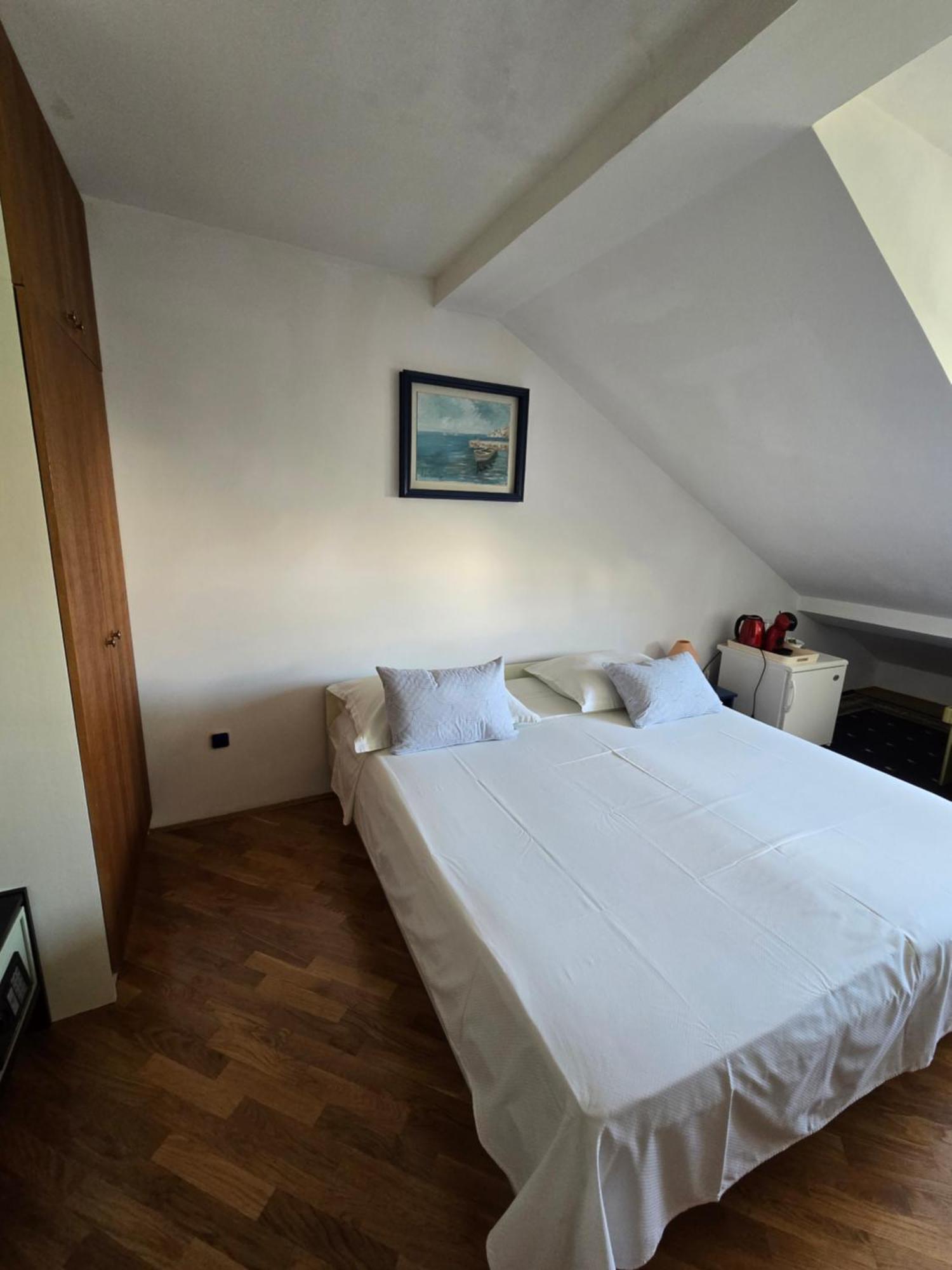 Rooms Lux Split Bilik gambar